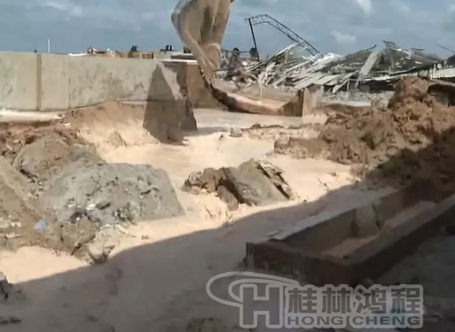 廉江政府鐵腕整治拆除一高嶺土廠，連設(shè)備都砸碎！