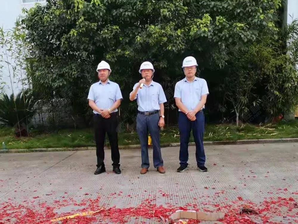 桂林鴻程董事長(zhǎng)容平勛發(fā)表致辭桂林鴻程機(jī)電設(shè)備有限公司廠區(qū)2#生產(chǎn)廠房開(kāi)工大吉！