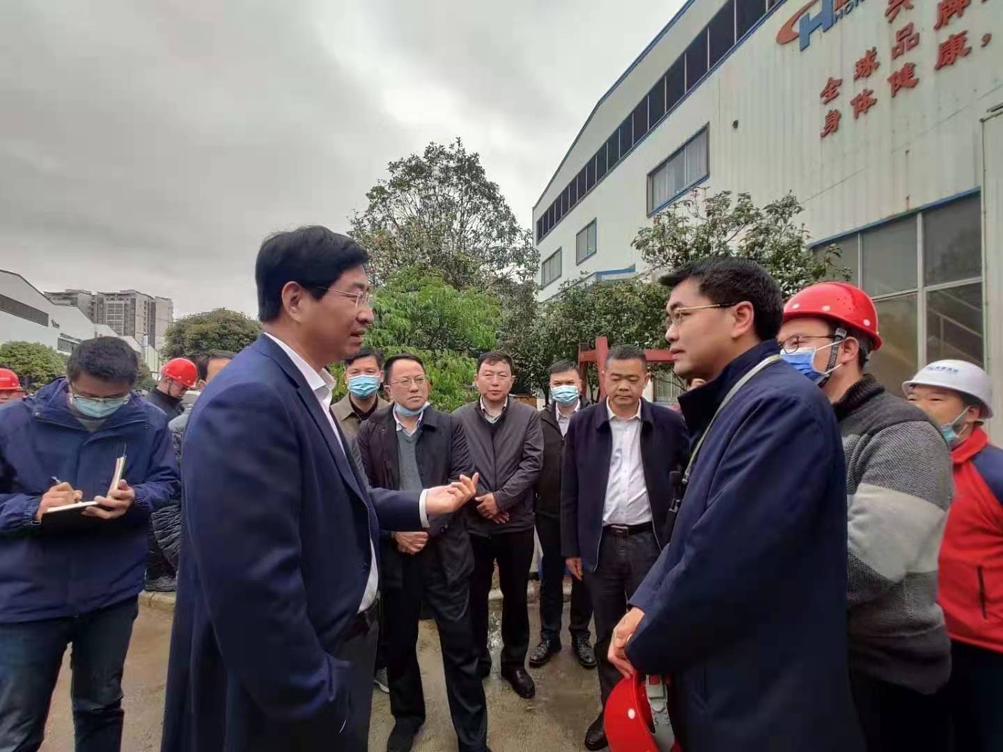 桂林市委書記周家斌書記，鐘洪常務(wù)副市長等市委市政府，區(qū)委區(qū)政府領(lǐng)導(dǎo)一行開年第一站來到廣西桂林鴻程機(jī)械廠指導(dǎo)慰問