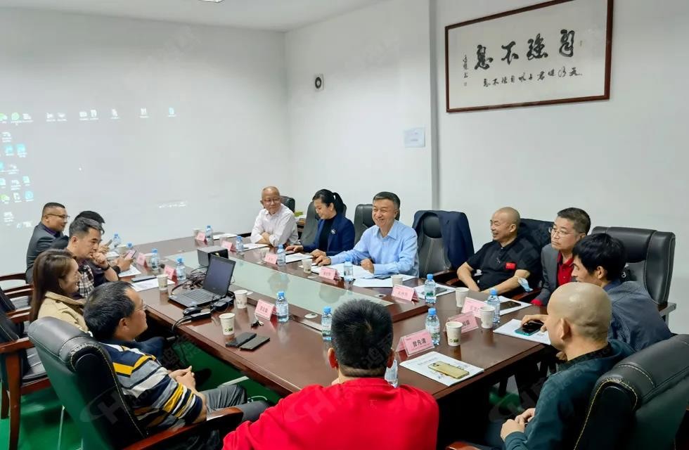 歡迎廣西塑料行業(yè)協(xié)會一行蒞臨桂林鴻程礦山機械廠參觀指導(dǎo)！