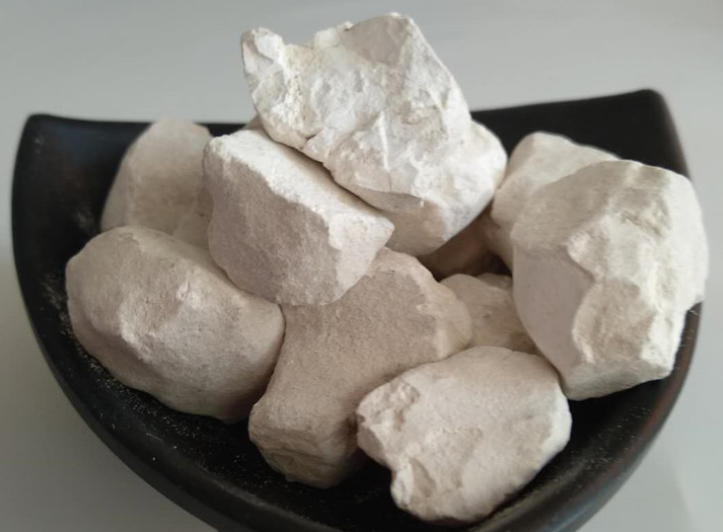 生石灰燒完還要磨粉嗎？生石灰塊磨粉機(jī)